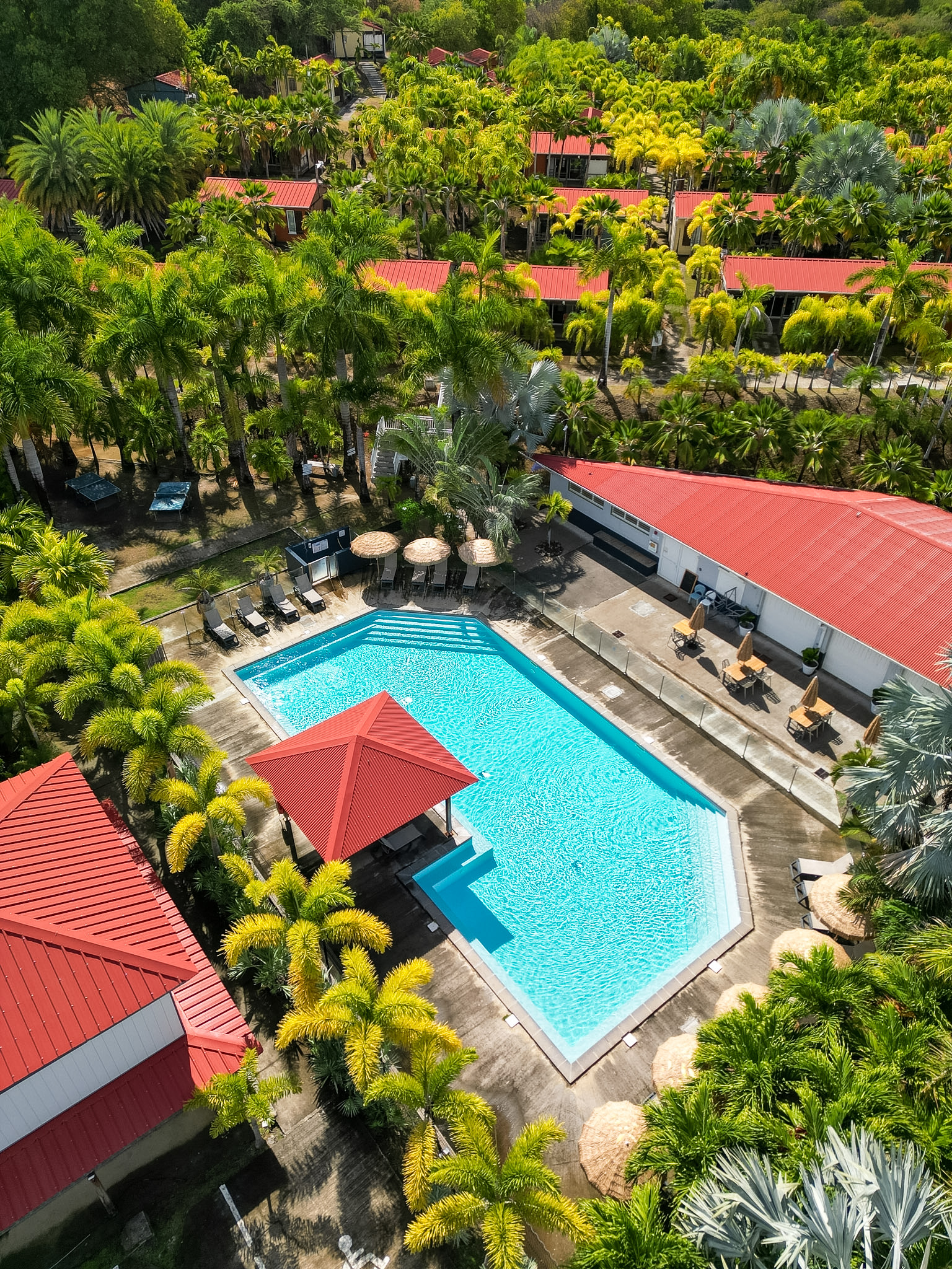 Vue aérienne des lodges et de la piscine